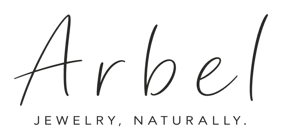 הלוגו של Arbel בכתב יד דק, ומתחתיו הסלוגן JEWELRY, NATURALLY.