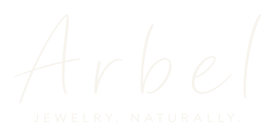 הלוגו של Arbel בכתב יד דק, ומתחתיו הסלוגן JEWELRY, NATURALLY.