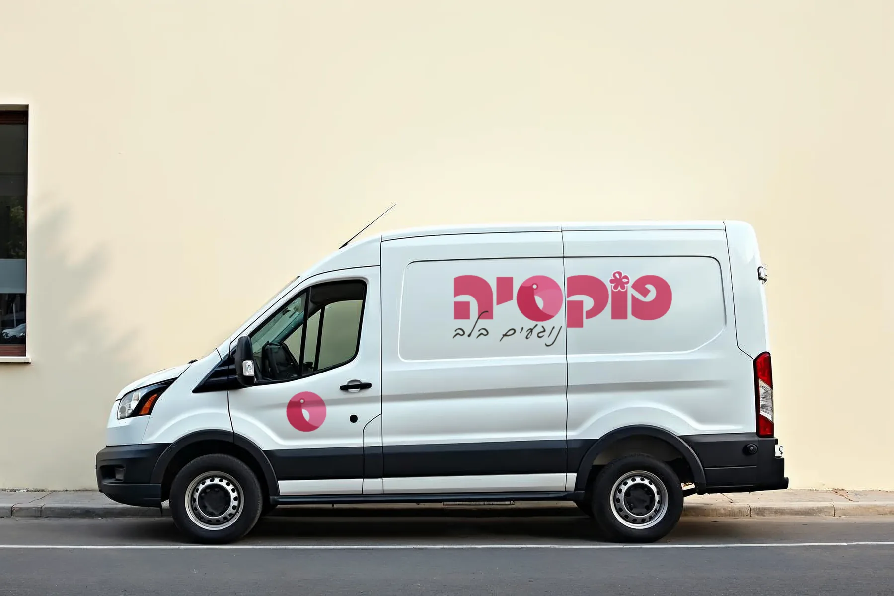 הדמיה של רכב משלוחים לבן עם הלוגו של פוקסיה על הדופן וסמל הציפור על הדלת