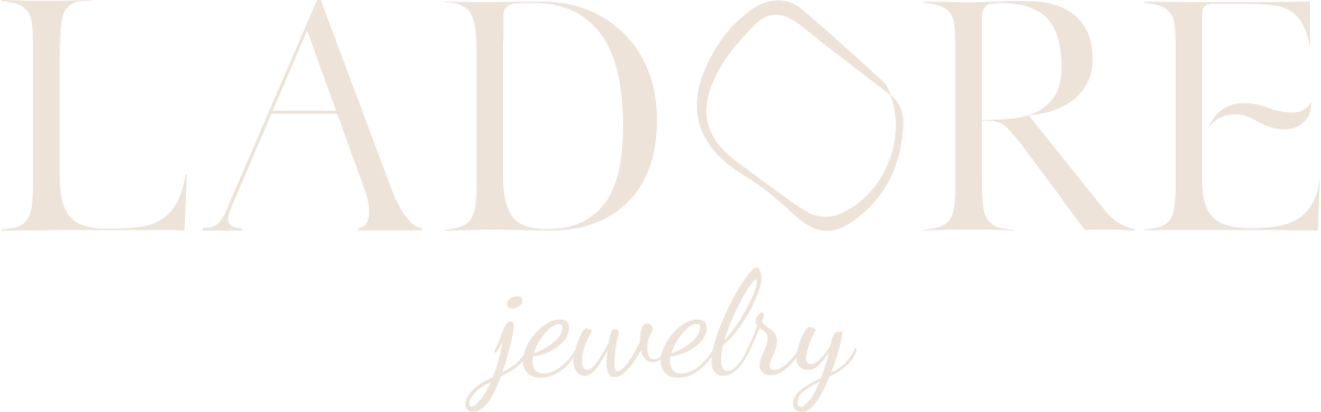 לוגו LADORE’ Jewelry בגוון שמנת