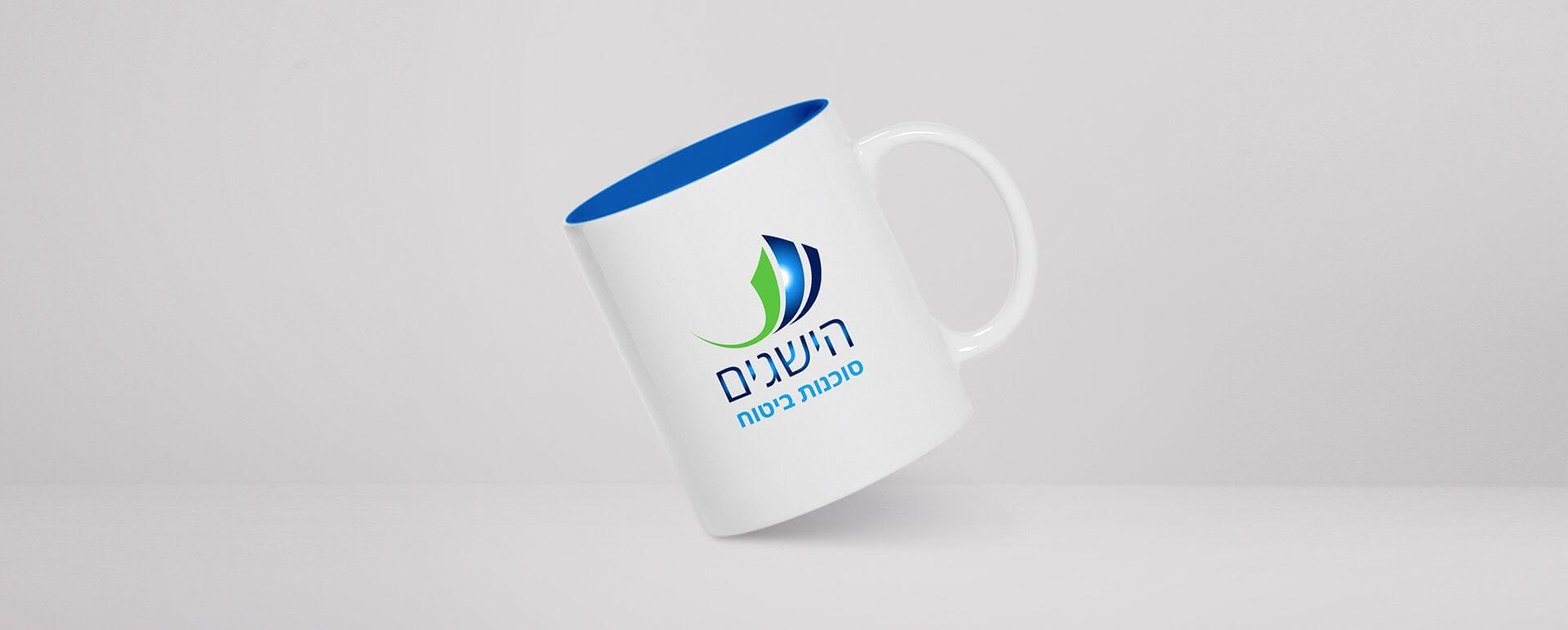 מוקאפ ספל לבן עם הלוגו של הישגים