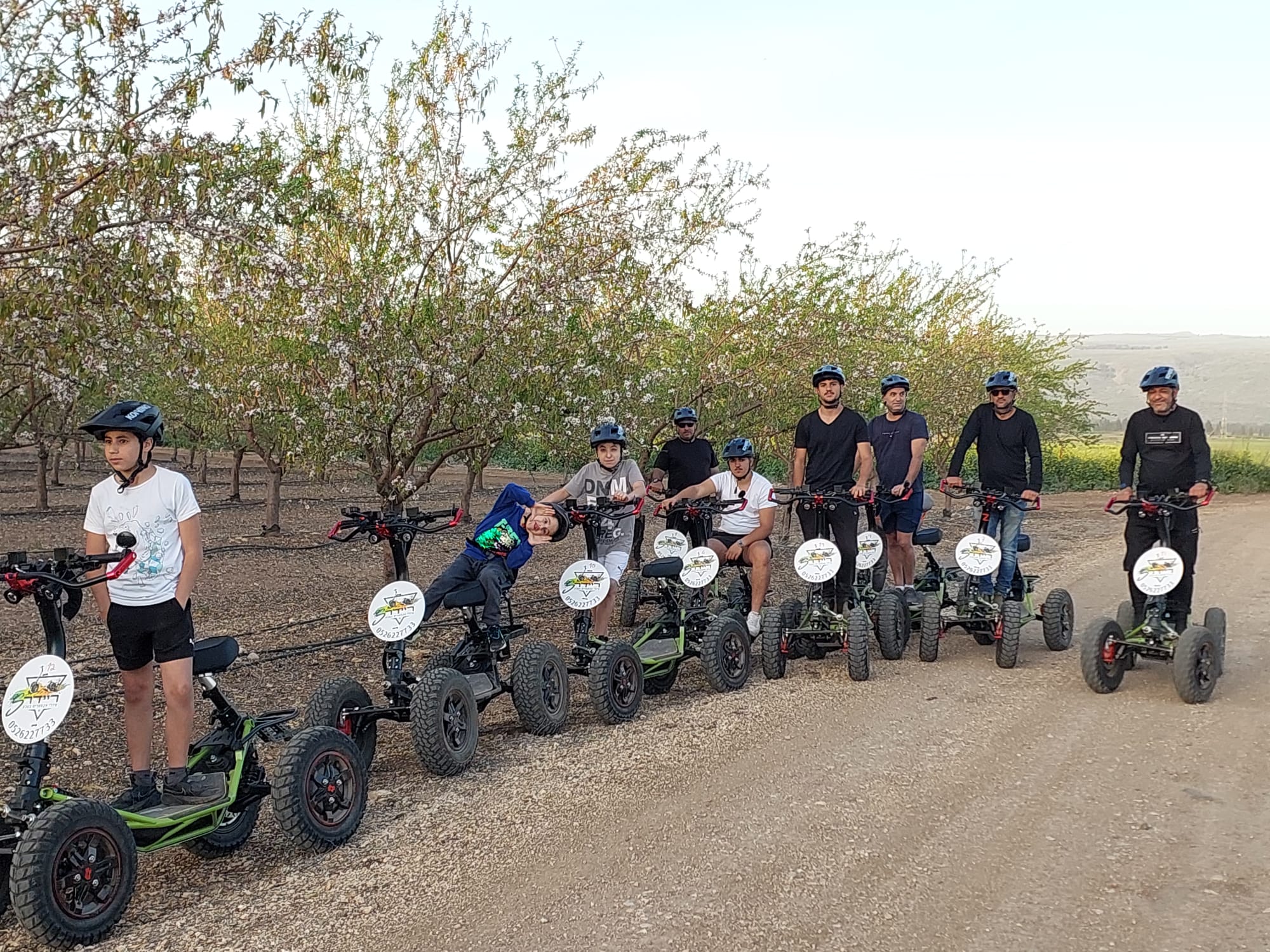 קבוצת רוכבים בטיול שטח של ריידרס
