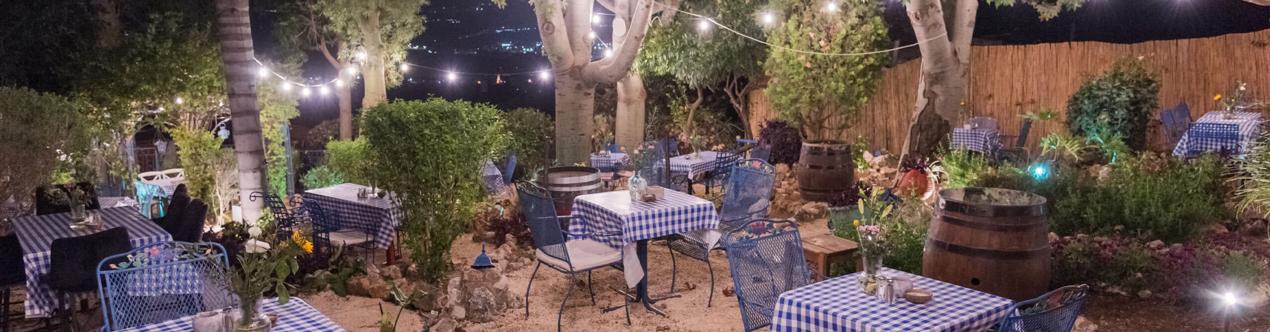 גן האירוח של וילה תהילה בראש פינה בשעות הערב